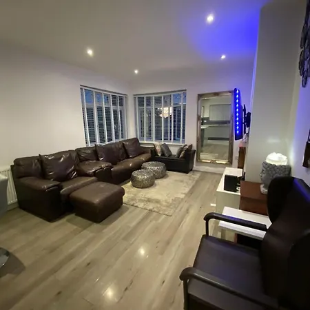 Charming 3-Bed Apartment In London